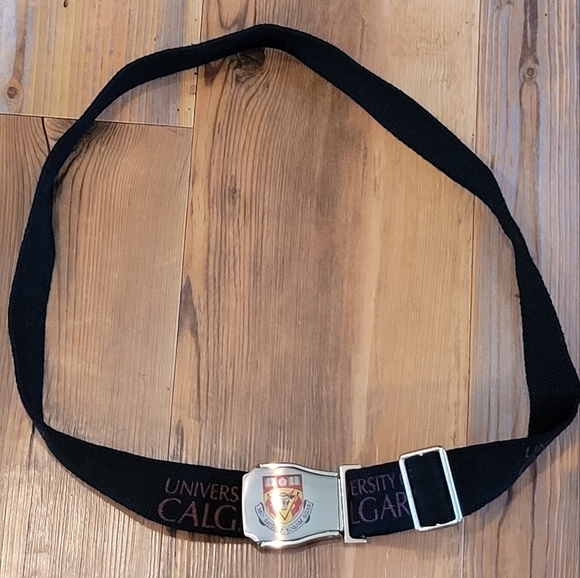 UNIVERSITY OF CALGARY Fabric Woven Belt with U OF C Coat of Arms Buckle - Picture 3 of 9